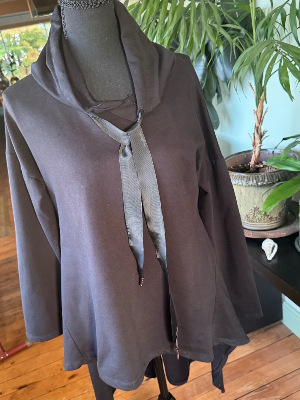 Women’s hooded Paulo Tricot Sweater with Satin Ties